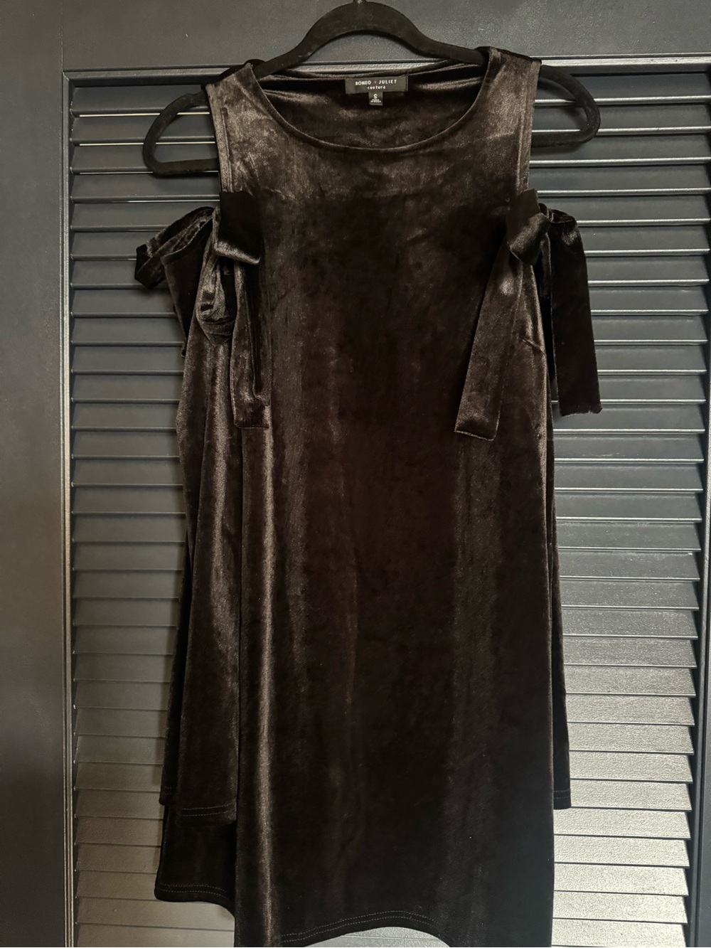 Romeo + Juliet Couture Velvet Cold Shoulder Bow Dress Small